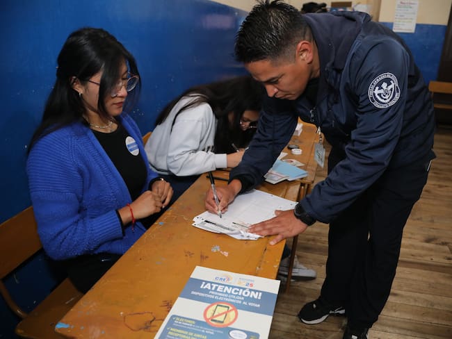 Empiezan las votaciones de la segunda vuelta de las elecciones presidenciales de Ecuador entre Daniel Noboa y Luisa González. EFE/Gianna Benalcazar