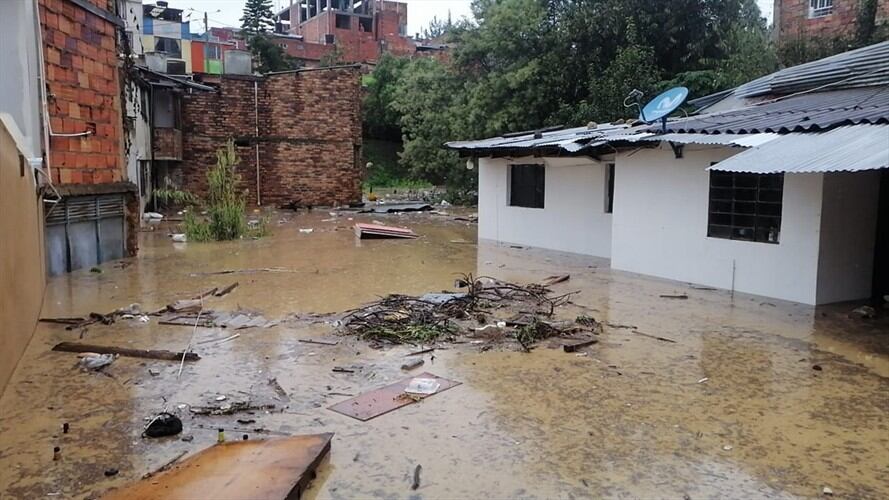 Durante la emergencia una mujer cayó dentro de una alcantarilla que fue rescatada en una reacción rápida de Veolia.. Foto: Bomberos Tunja