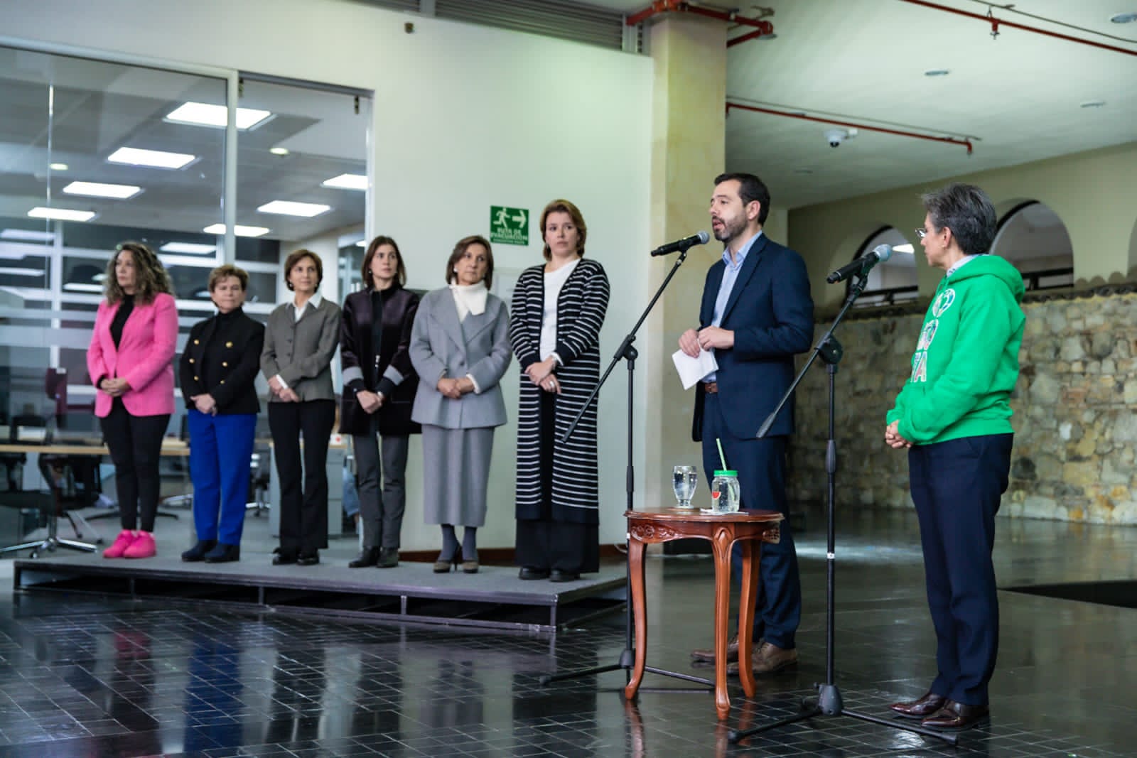 Carlos Fernando Galán, en el centro hacía la derecha de traje azu. Y Claudia López, a la derecha de verde. Foto: Suministrada.