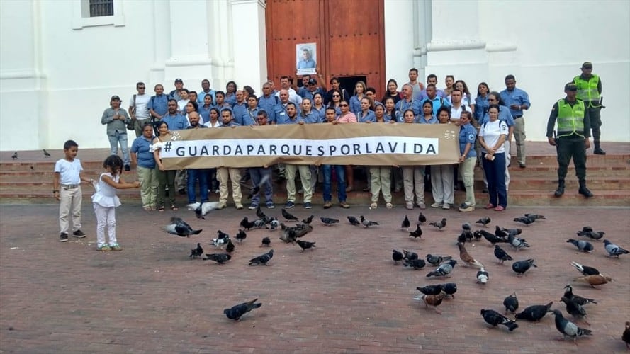 Un grupo de funcionarios de la Unidad de Parques Nacionales, en la regional Caribe, realizaron un plantón a las afueras de la Catedral Basílica de Santa Marta. Foto: Ian Farouk Simmonds