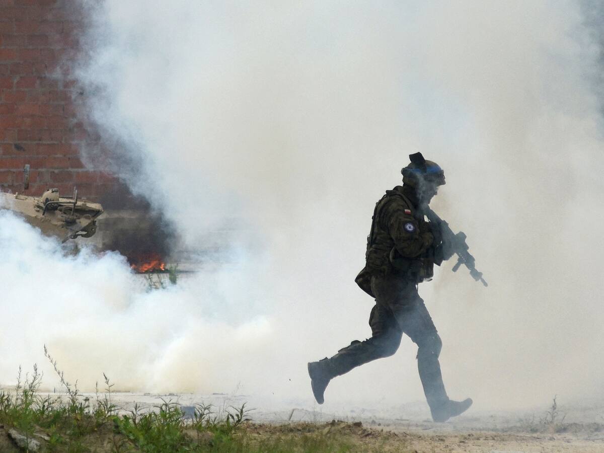 Rusia ataca base militar de Ucrania cerca de la frontera con Polonia