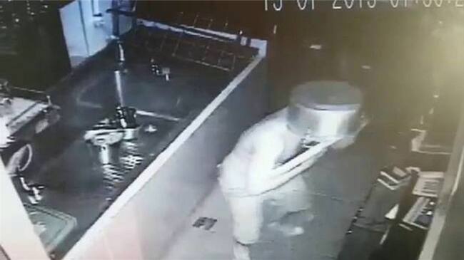 Con ollas en sus caras, delincuentes evitan ser visualizados en cámaras de seguridad. Foto: tomada del video .