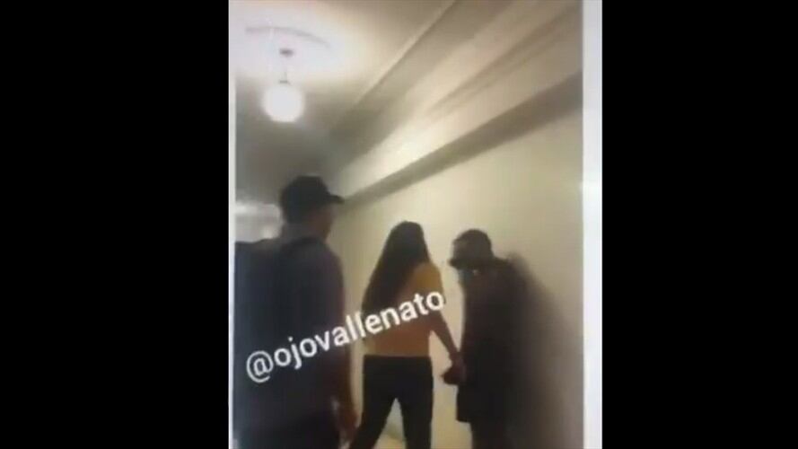 En dos grabaciones se ve cómo una mujer enfrenta a su esposo y a su amante, después de encontrarlos entrando a una de las habitaciones del hotel.. Foto: Captura de video