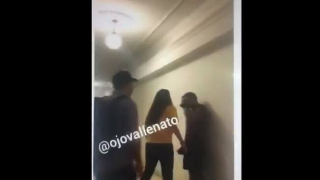 En dos grabaciones se ve cómo una mujer enfrenta a su esposo y a su amante, después de encontrarlos entrando a una de las habitaciones del hotel.. Foto: Captura de video