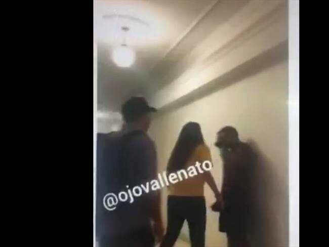 En dos grabaciones se ve cómo una mujer enfrenta a su esposo y a su amante, después de encontrarlos entrando a una de las habitaciones del hotel.. Foto: Captura de video