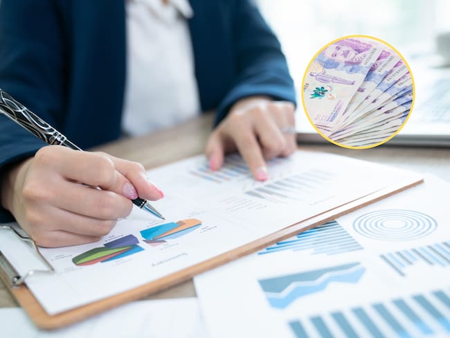 Persona analizando datos y rendimiento de una empresa. En el círculo, billetes de 50 mil pesos colombianos / Fotos de referencia: GettyImages