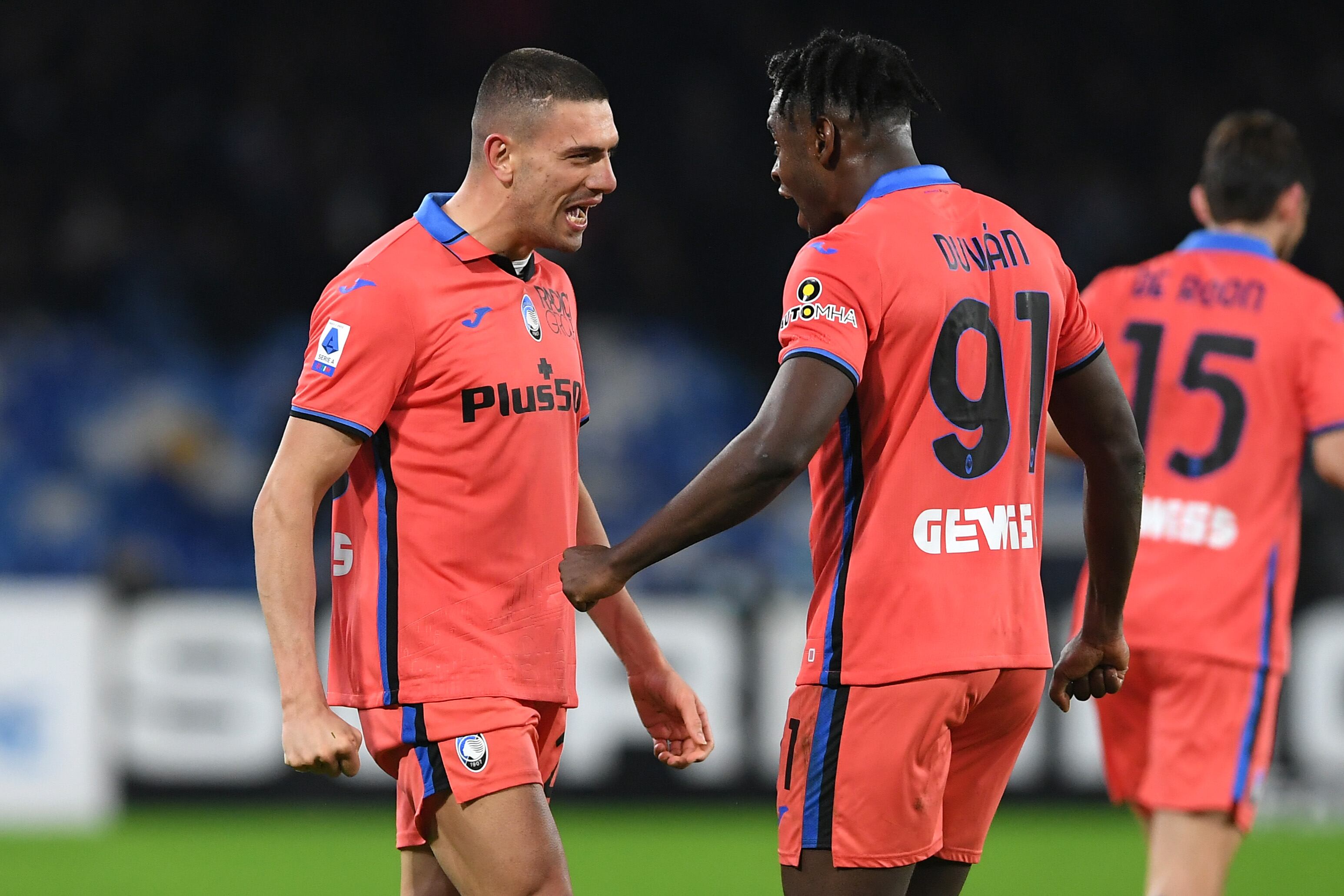 Merih Demiral y Duván Zapata celebrando la anotación del Atalanta ante el Nápoles