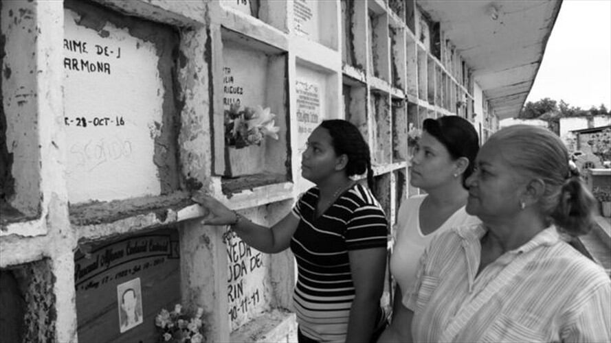 De derecha a izquierda: Rosalba Santos, Liliana Valencia, Andrea Andrade, frente a la bóveda del cuerpo que escogieron las últimas dos. Foto: NATALIO COSOY/ BBC MUNDO