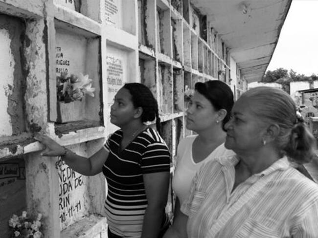 De derecha a izquierda: Rosalba Santos, Liliana Valencia, Andrea Andrade, frente a la bóveda del cuerpo que escogieron las últimas dos. Foto: NATALIO COSOY/ BBC MUNDO
