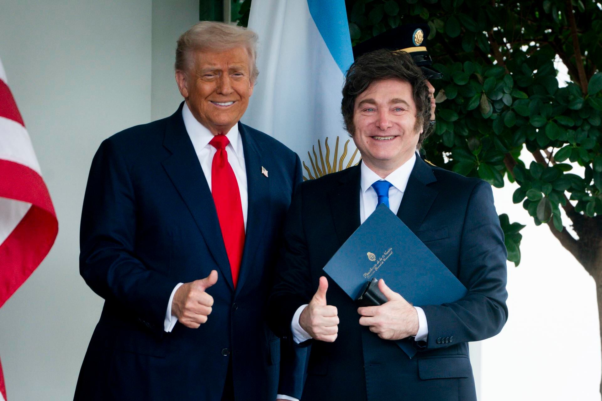 Javier Milei agradeció a Donald Trump el “apoyo” tras visita oficial y el auxilio financiero a Argentina. EFE/EPA/WILL OLIVER
