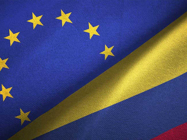 Banderas de la Unión Europea y Colombia. Foto: Getty Images