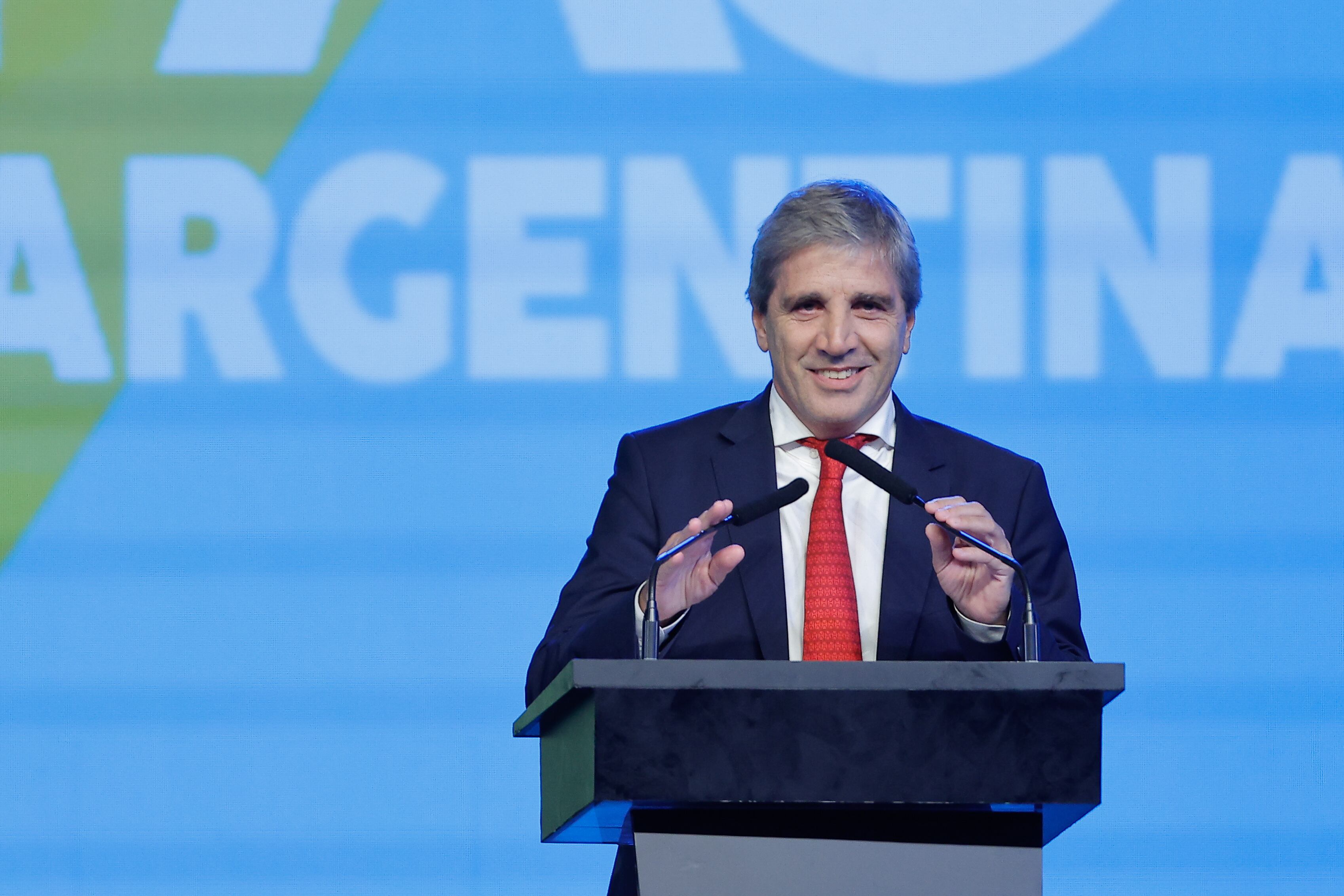 AME3192. BOGOTÁ (COLOMBIA), 27/03/2025.- Fotografía de archivo del 4 de diciembre de 2024 del ministro de Economía de Argentina, Luis Caputo, hablando en la Conferencia Política de Acción Conservadora (CPAC), en Buenos Aires (Argentina). Caputo, reveló este jueves que el Gobierno de Javier Milei negocia con el Fondo Monetario Internacional (FMI) préstamos por 20.000 millones de dólares y aseguró que mantiene conversaciones con otros organismos financieros internacionales para obtener créditos adicionales a fin de reforzar las reservas monetarias. EFE/ Juan Ignacio Roncoroni ARCHIVO