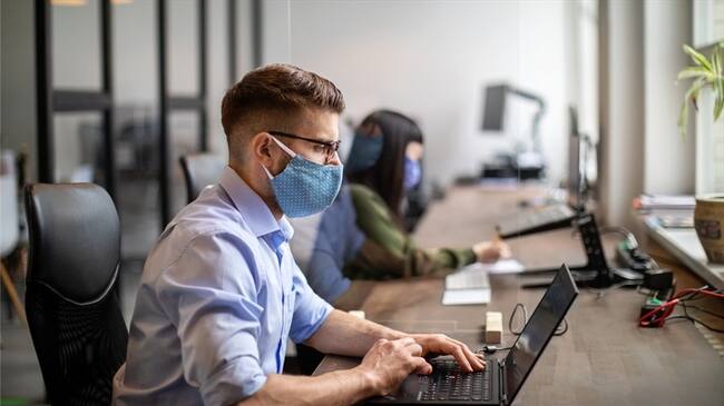 Desde julio se subsidiará parte de un salario mínimo para quienes contraten jóvenes. Foto: Getty Images