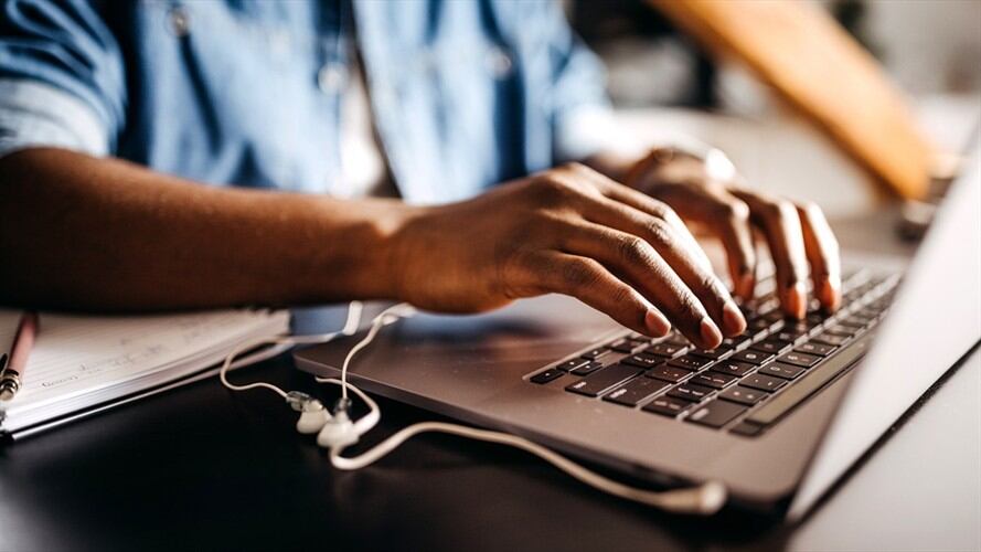 Desde hace dos días, la única plataforma autorizada para que las entidades ingresen información sobre procesos de contratación con recursos públicos, está fallando. Foto: Getty Images / PEKIC