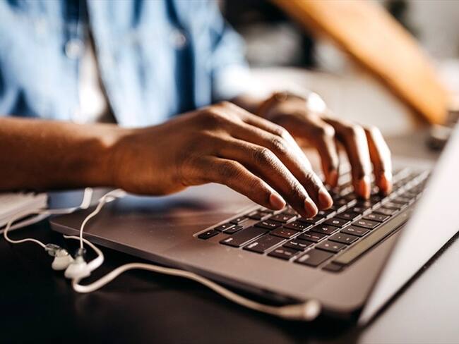 Desde hace dos días, la única plataforma autorizada para que las entidades ingresen información sobre procesos de contratación con recursos públicos, está fallando. Foto: Getty Images / PEKIC