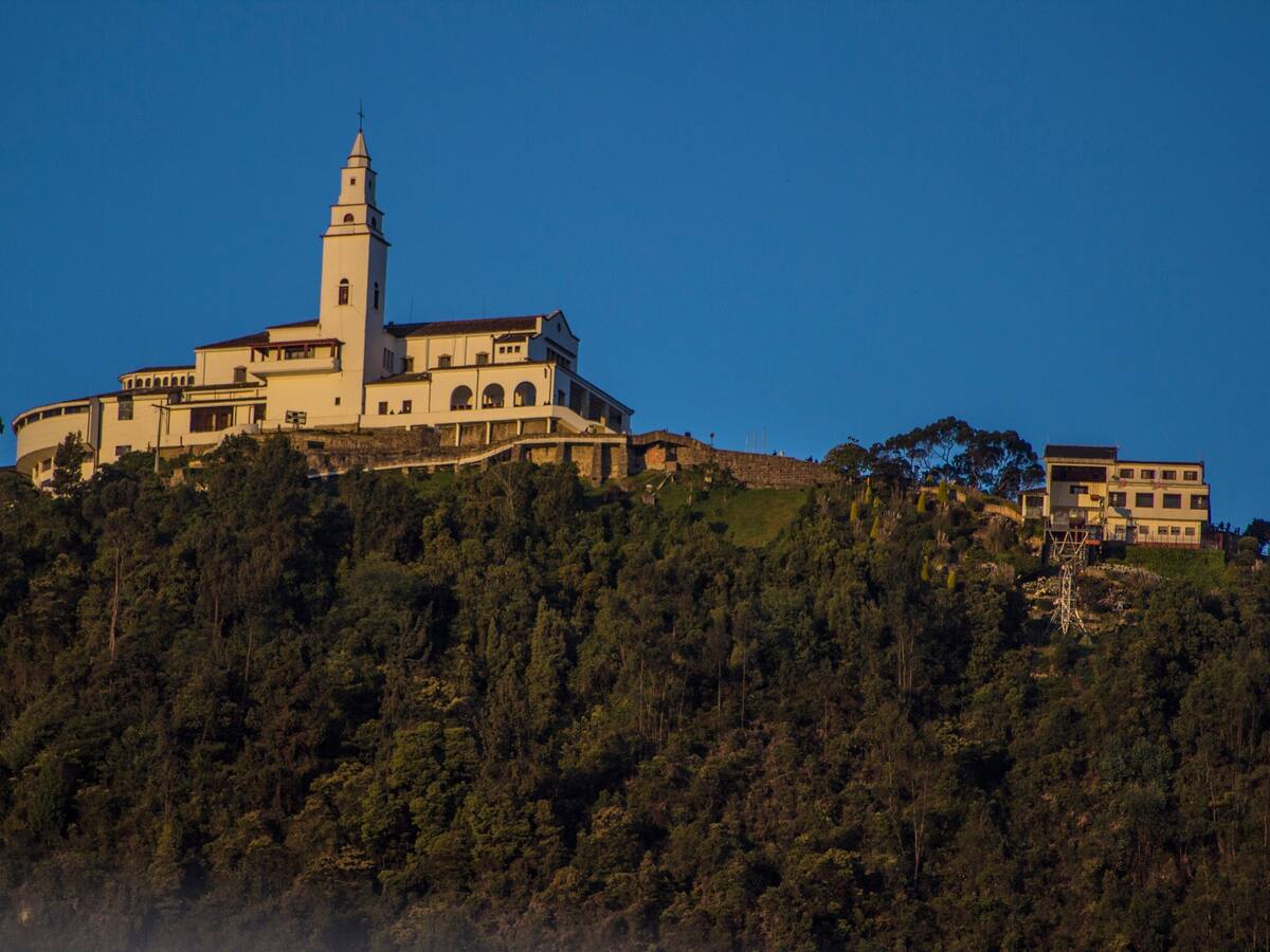Hallan con vida visitantes del cerro de Monserrate que cayeron por un abismo