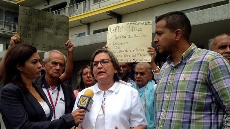 La presidenta del Colegio de Bioanalistas de Venezuela, Judith León (centro). Foto: Agencia Anadolu