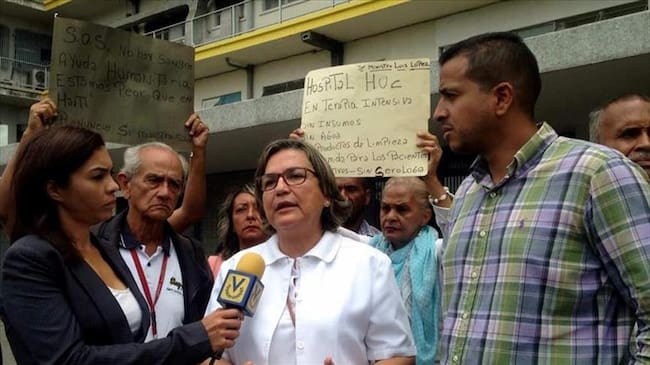 La presidenta del Colegio de Bioanalistas de Venezuela, Judith León (centro). Foto: Agencia Anadolu
