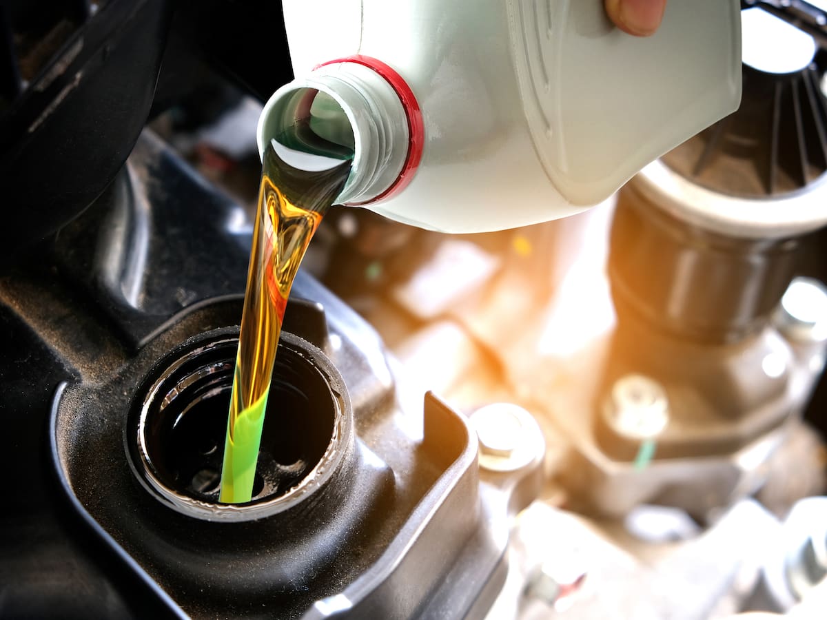 ¿Cada cuánto le debe cambiar el aceite a una moto? Cinco señales para evitar daños en el motor