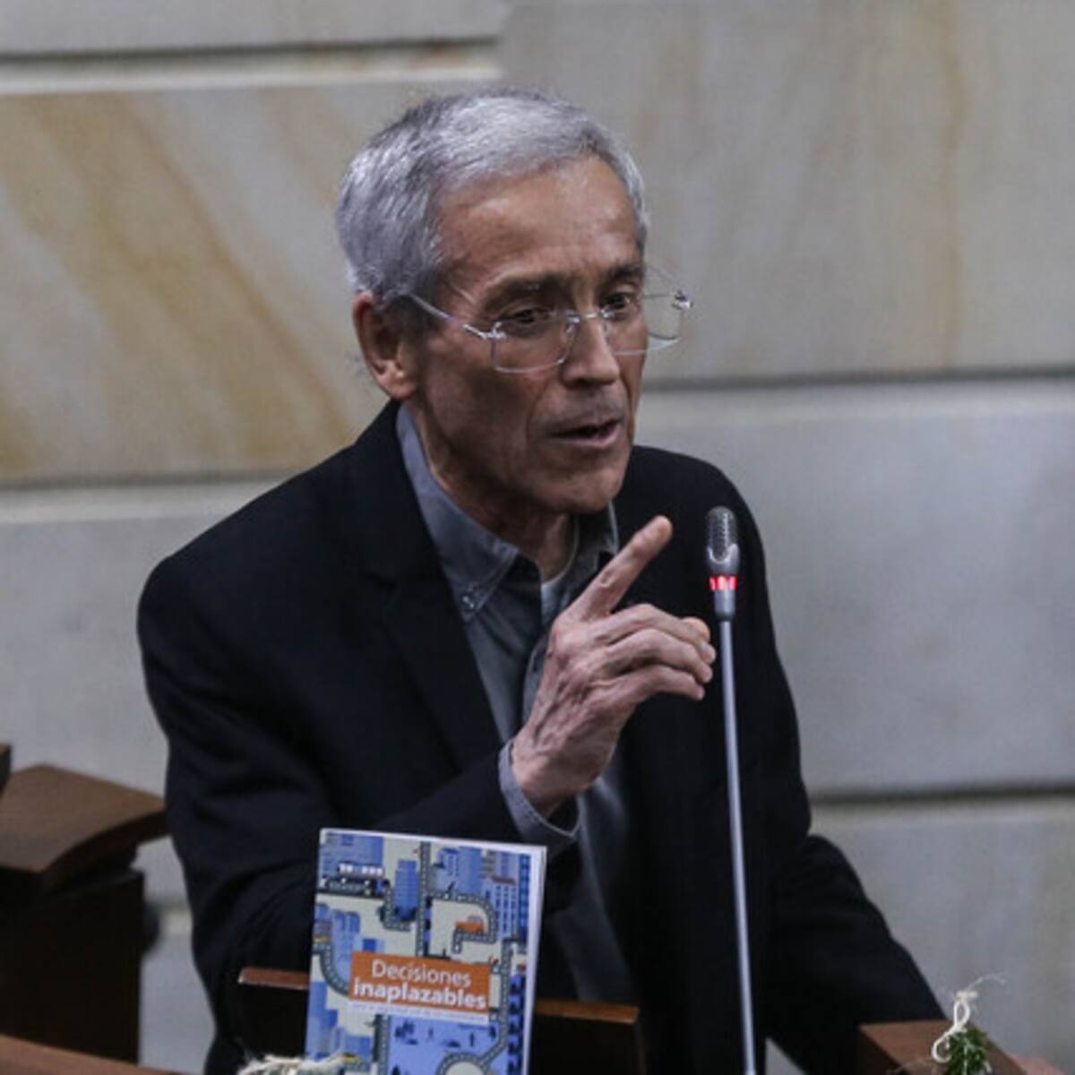 Padre de Roux contradice a JEP: carro bomba en Escuela Superior de Guerra violó DIH