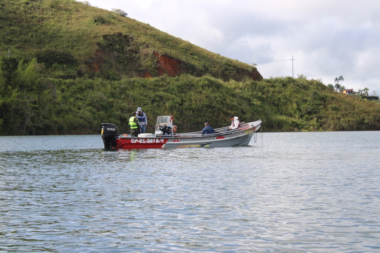 Las autoridades reiteraron el llamado a cumplir con las medidas de seguridad y portar chalecos salvavidas al navegar en el embalse. Foto: Defensa Civil.