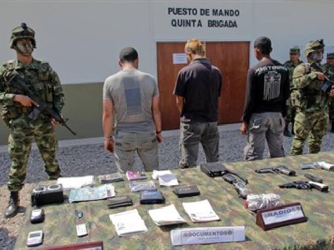 Foto: Ejército. Tres de los cuatro guerrilleros pertenecientes al frente Darío Ramírez Castro del Eln que fueron detenidos este lunes.