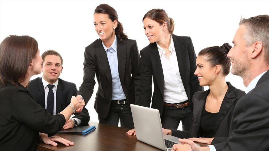 Estudio revela que el sexo entre compañeros aumenta la productividad laboral. Foto: Pixabay