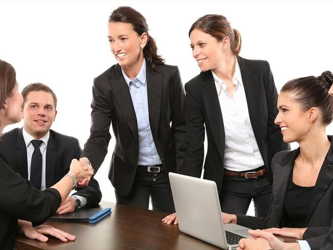 Estudio revela que el sexo entre compañeros aumenta la productividad laboral. Foto: Pixabay