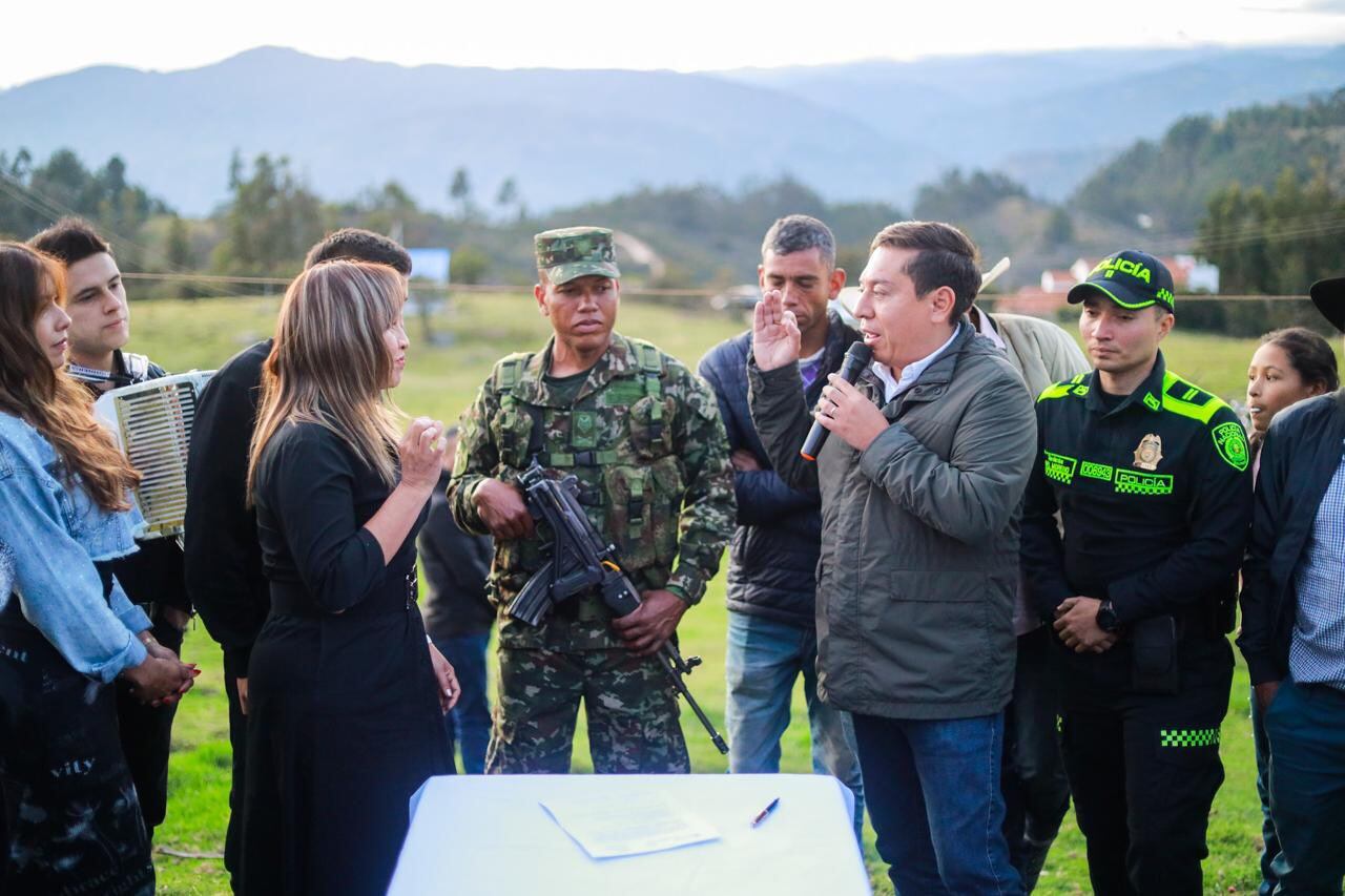 Nombramiento de María Elena Ortiz, hermana de Sandra Ortiz, en la Gobernación de Boyacá. Foto: X gobernador Carlos Amaya.