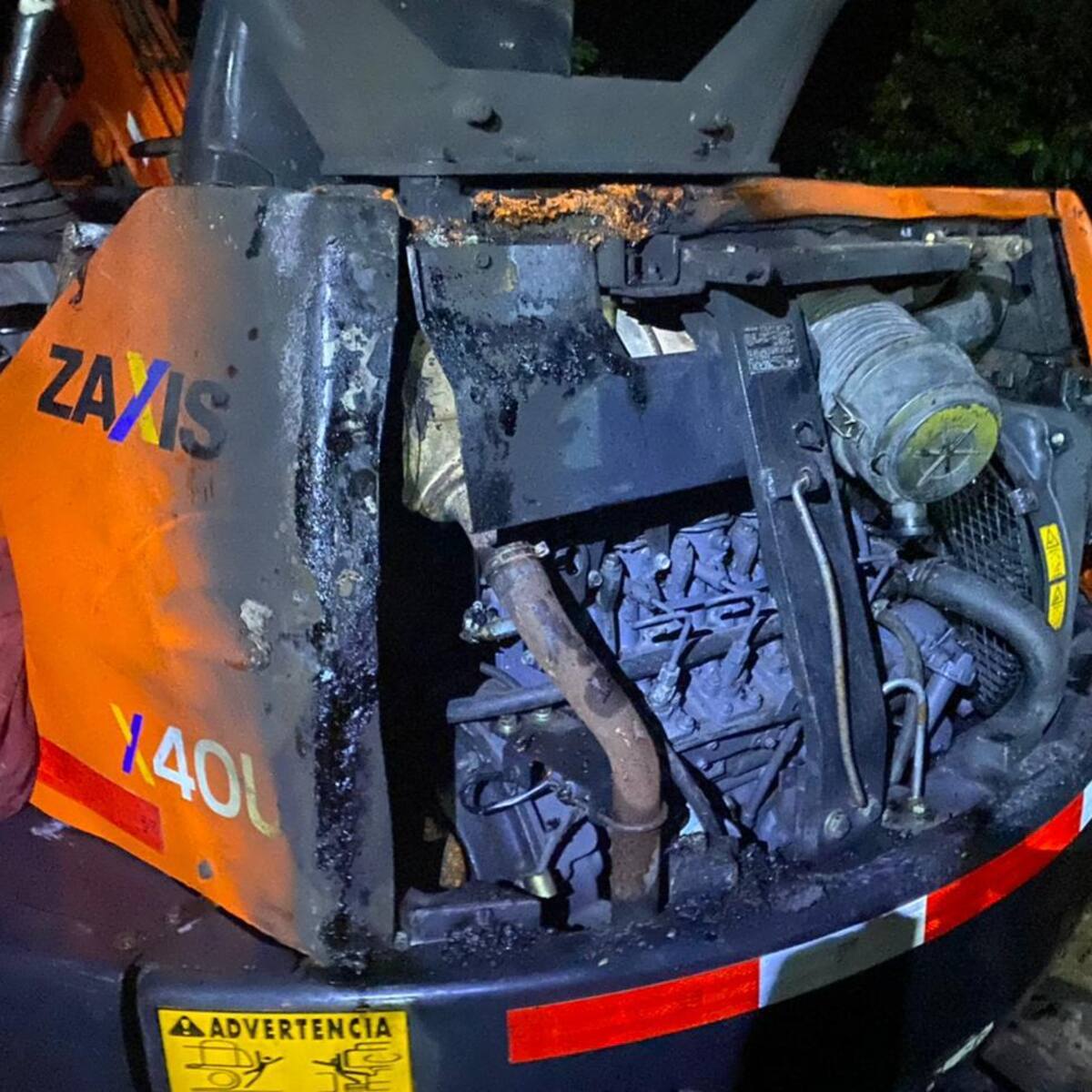 Queman máquina retroexcavadora en Providencia que tardó dos meses en llegar