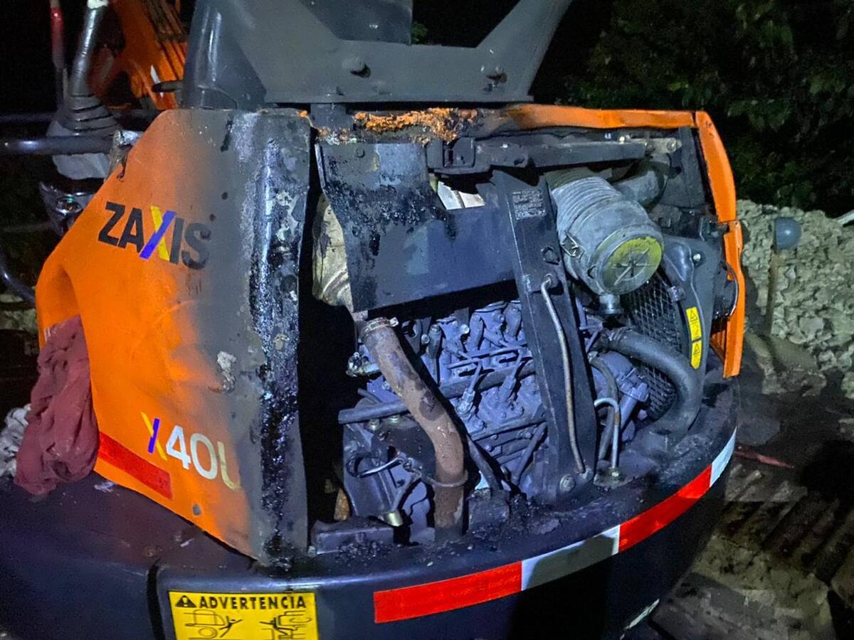 Queman máquina retroexcavadora en Providencia que tardó dos meses en llegar