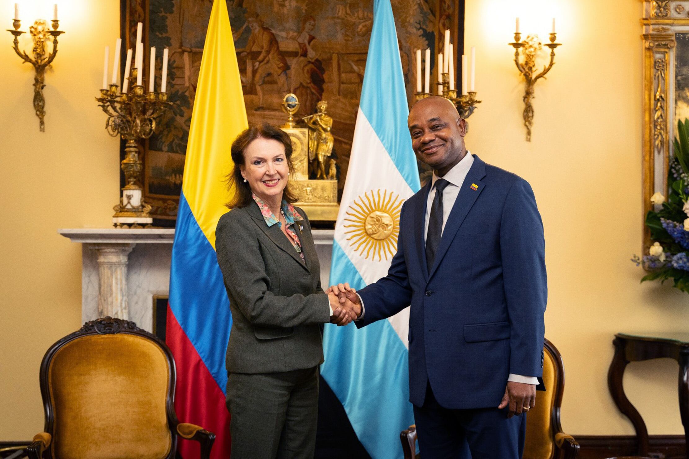 Reunión del canciller encargado de Colombia Luis Gilberto Murillo mientras saluda a su homóloga de Argentina, Diana Mondino, este viernes en Bogotá (Colombia). Foto: EFE.