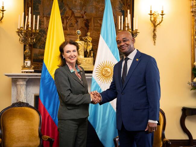Reunión del canciller encargado de Colombia Luis Gilberto Murillo mientras saluda a su homóloga de Argentina, Diana Mondino, este viernes en Bogotá (Colombia). Foto: EFE.