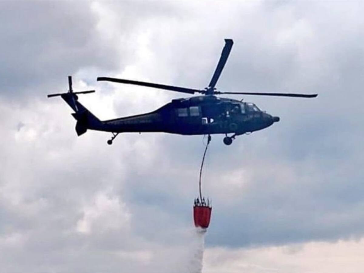 Con aeronave de la FAC inicia extinción de incendio forestal en Macanal, Boyacá