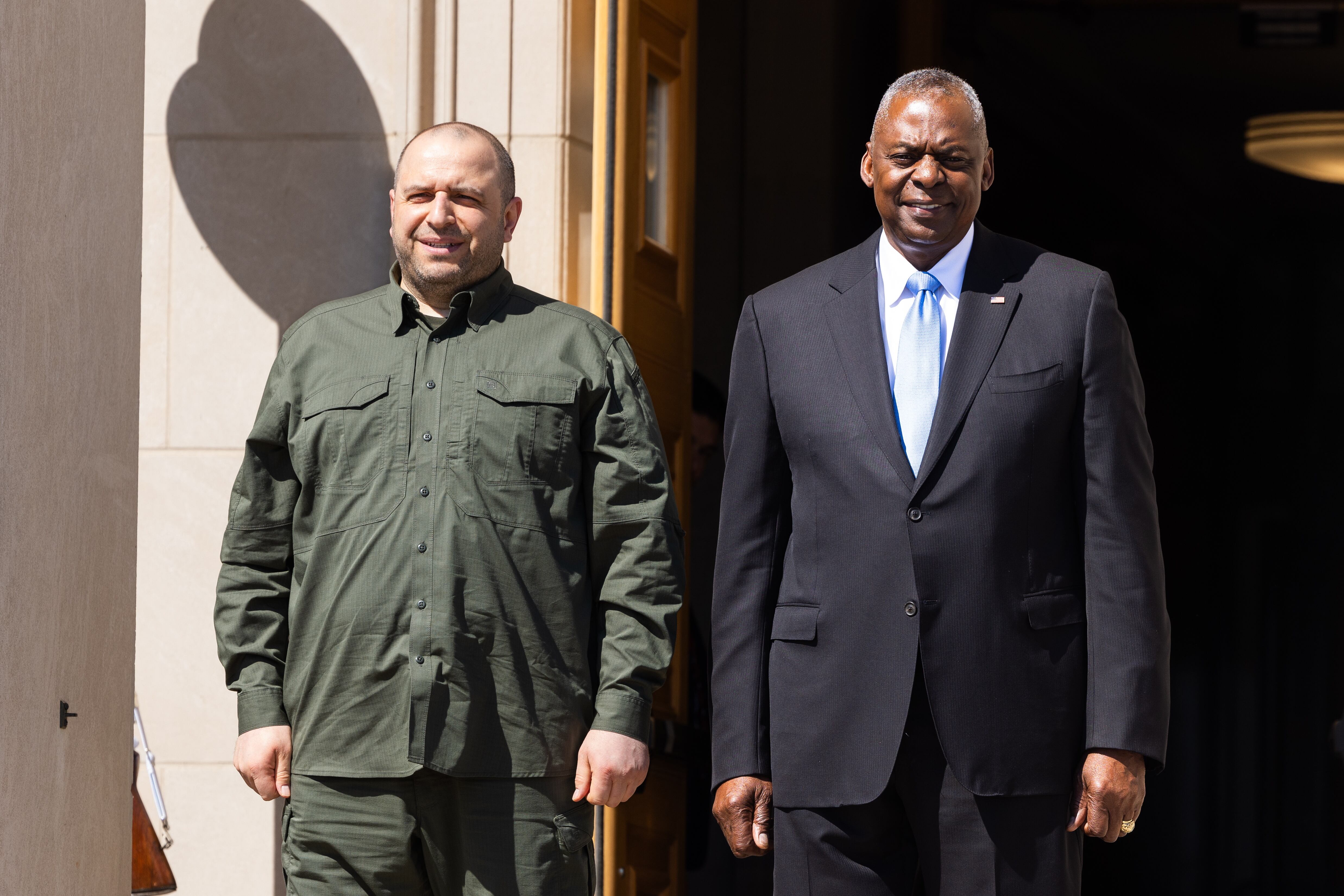 Ministro de Defensa de Ucrania Rustem Umerov y el secretario estadounidense de Defensa, Lloyd Austin. Foto: EFE/EPA/JIM LO SCALZO