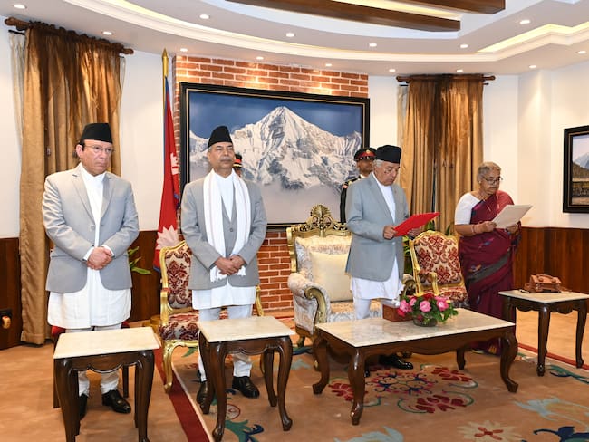 Juramento al cargo interino del primer ministro Sushila Karki durante la ceremonia de juramentación en la residencia presidencial en Katmandú, Nepal, el 12 de septiembre de 2025. (Foto de Anish Regmi/Nepal President Office/Anadolu a Getty Images)
