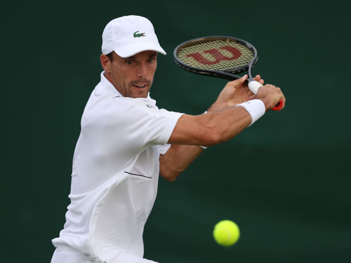El tenista Roberto Bautista se retiró de Wimbledon por COVID-19