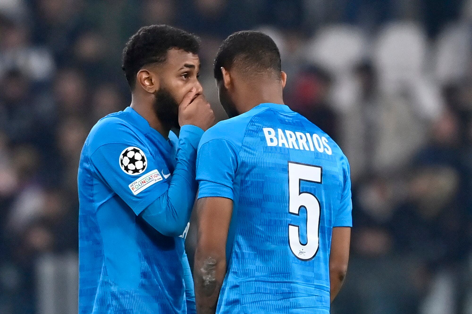 Wendel y Wilmar Barrios, jugadores del Zenit, hablan en medio del partido ante la Juventus. Foto: Stefano Guidi/Getty Images