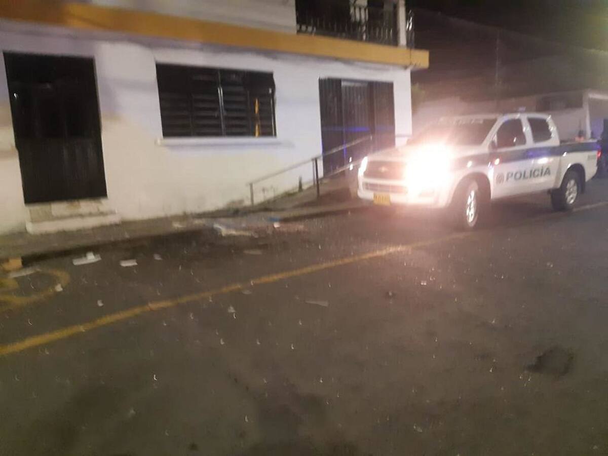 Lanzan granada en cercanías a la alcaldía de Andalucía, Valle del Cauca