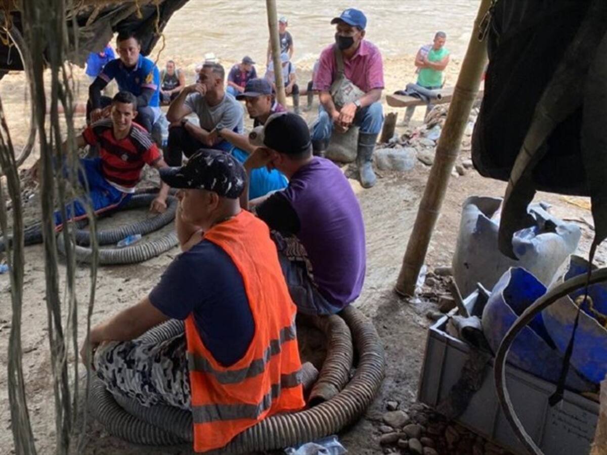 Aseguran que están cerca del rescate de los 11 mineros atrapados en un socavón de Caldas