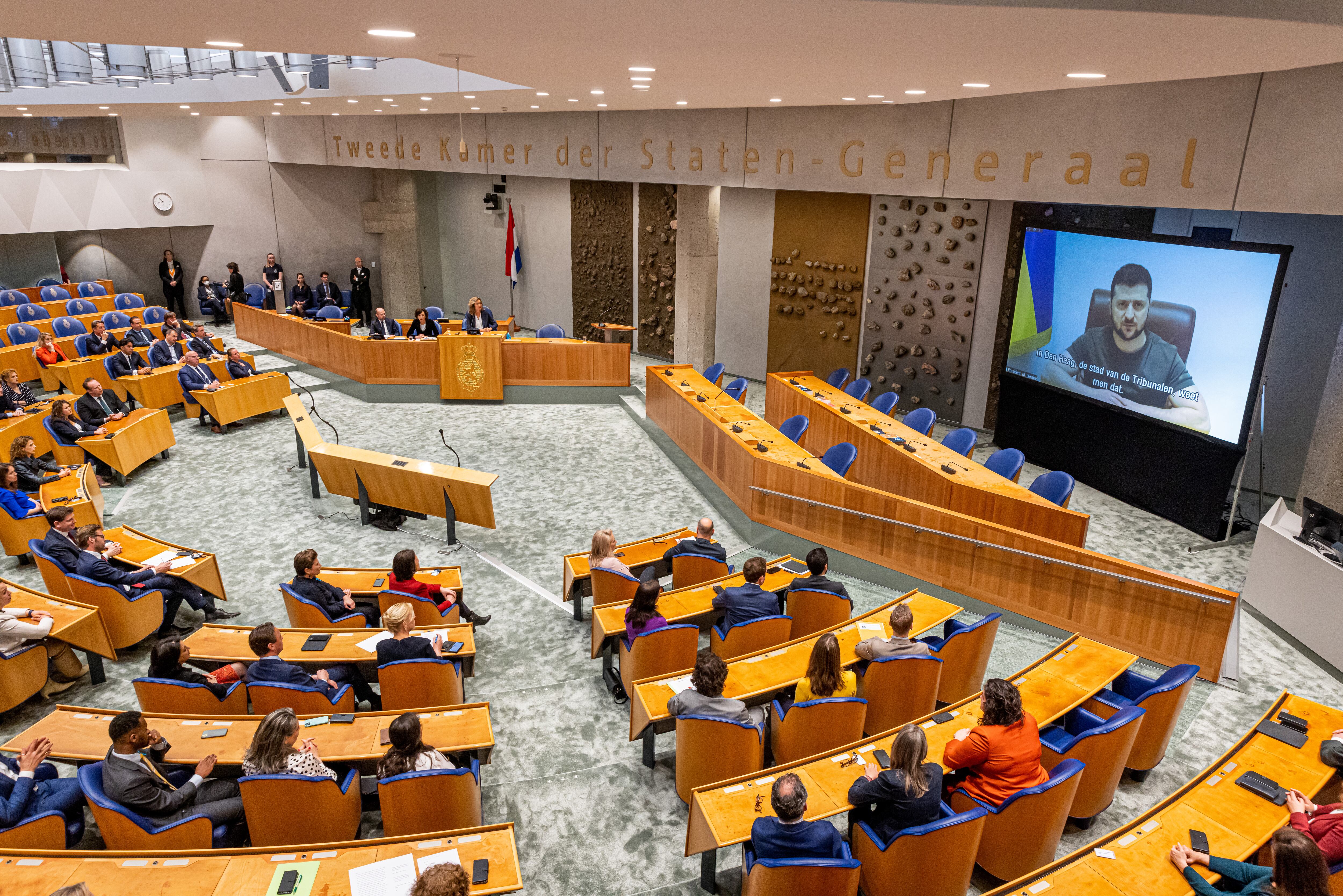 Volodimir Zelenski, presidente de Ucrania, en su intervención ante el Parlamento de Países Bajos. (Photo by Patrick van Katwijk/BSR Agency/Getty Images)