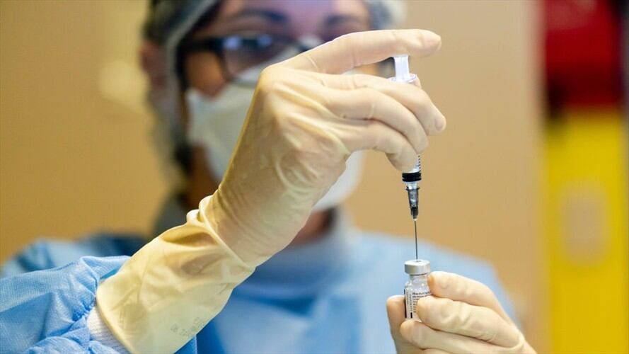 Las autoridades anunciaron que aplicarán las dosis en máximo un día y medio . Foto: Getty