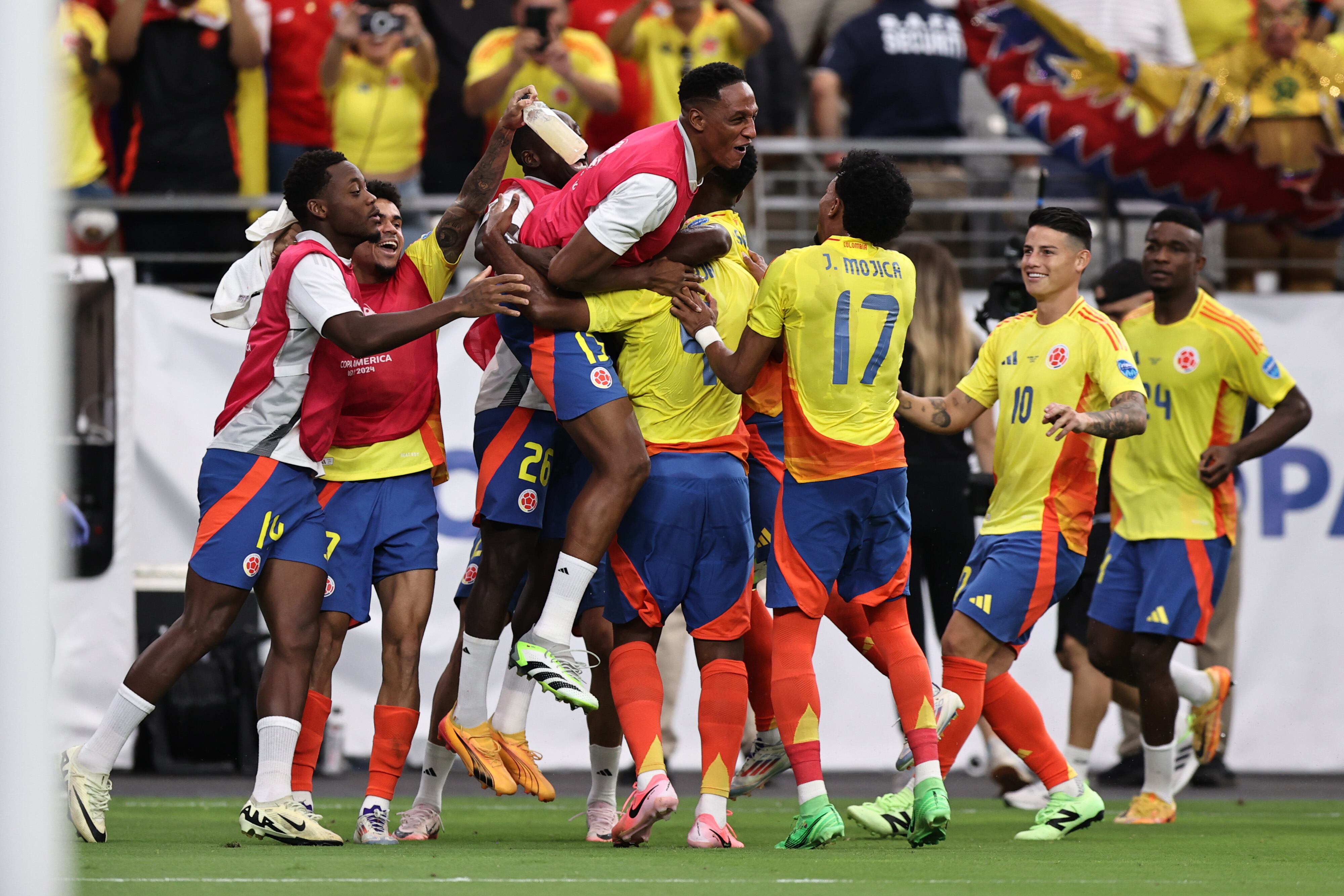 GLENDALE, ARIZONA - JULY 06: Miguel Borja of Colombia celebrates with teammates after scoring the team's fifth goal during the  CONMEBOL Copa America 2024 quarter-final match between Colombia and Panama at State Farm Stadium on July 06, 2024 in Glendale, Arizona. (Photo by Omar Vega/Getty Images)