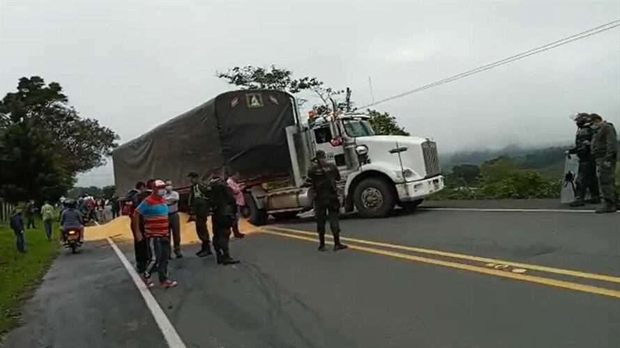 Según testigos siete hombres encapuchados salieron a la vía y cometieron el hecho. Foto: Ferney Meneses (Cortesía)