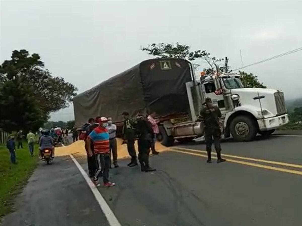 Desconocidos atacaron tractomula cargada de maíz en la vía Panamericana Popayán-Cali