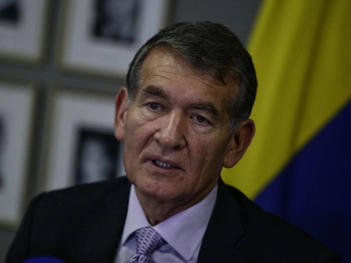 Servicios públicos esenciales de Estado no se pueden suspender: exministro de Trabajo por día cívico
