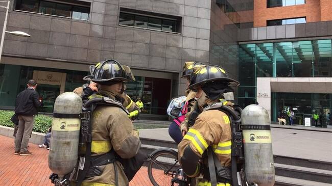 Las autoridades están descartando que se trata de un tema eléctrico en el edificio de la Bolsa de Valores de Colombia. Foto: Cortesía.