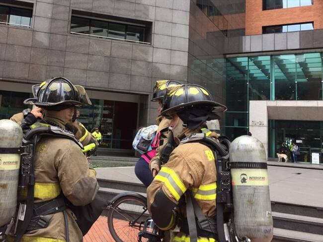 Las autoridades están descartando que se trata de un tema eléctrico en el edificio de la Bolsa de Valores de Colombia. Foto: Cortesía.