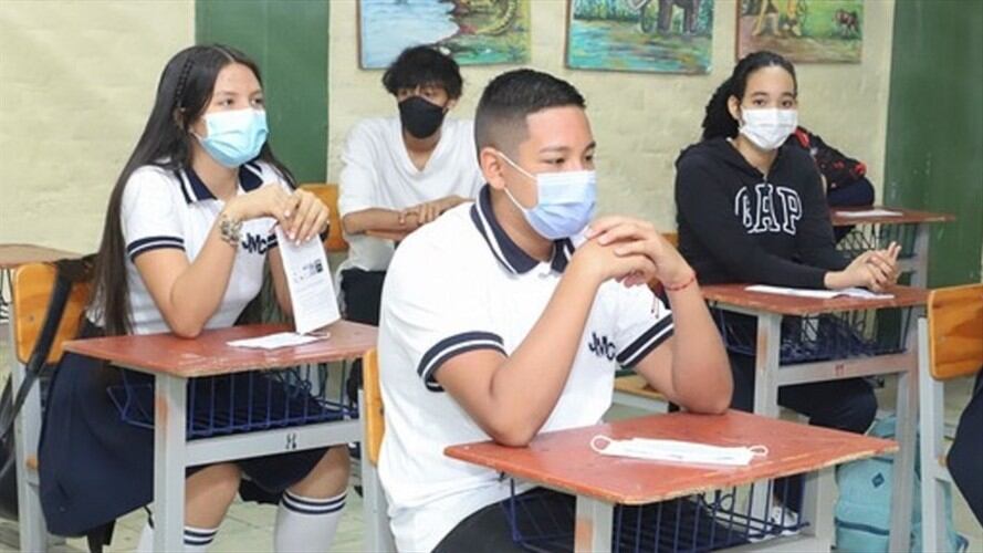 Más de 500 estudiantes de las tres sedes escolares de la Institución Educativa Oficial, IEO, José María Carbonell, celebraron el regreso a la aulas de clase tras 17 meses de aprendizaje en casa. Foto: Secretaría de Educación de Cali