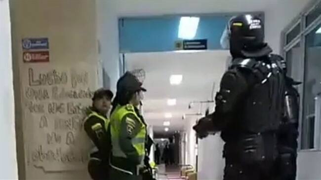 Estudiantes denuncian abuso de fuerza en incursión del Emad a UiCartagena para desalojo de estudiantes que permanecen en protesta . Foto: @UneesCol / Twitter